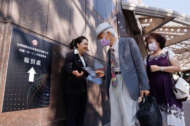 台积电今股东大会于今(6)日召开，绿色和平今日于股东大会举办的新竹国宾大饭店外发放资讯小卡，让股东了解台积电ESG的隐忧，包含碳排放量持续飙涨、绿电转型进度落后国际竞争对手、供电项目引发社区反对等。（绿色和平提供）