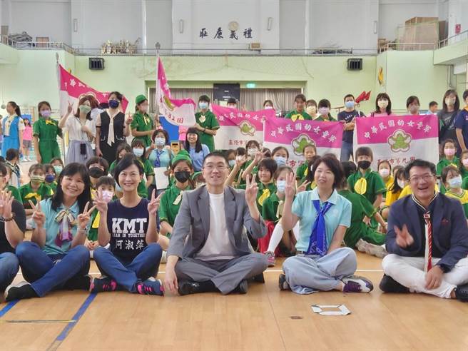 ▲基隆市长谢国梁（中）与市议员何淑萍（左二）、综发处长林丽蝉（右二）、民政处长张渊翔（右一）共同出席女童军节表扬活动。（基隆市政府提供／徐佑升基隆传真）