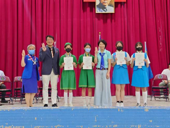 ▲基隆市政府综发处长林丽蝉（右三）、民政处长张渊翔（左二）共同表扬女童军们。（基隆市政府提供／徐佑升基隆传真）