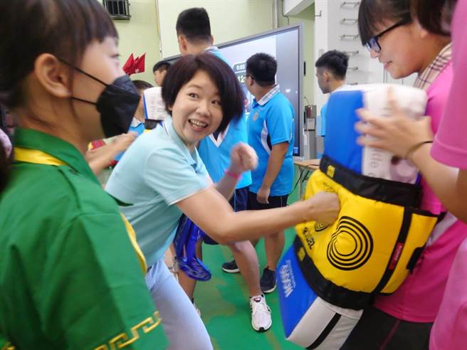 ▲基隆市政府综发处长林丽蝉（中）体验跆拳道的趣味闯关，相当有趣。（基隆市政府提供／徐佑升基隆传真）