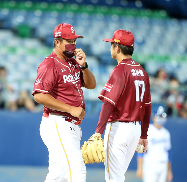 乐天桃猿原一军投手教练许铭杰（左）调往担任二军首席投手教练。（资料照，陈怡诚摄）