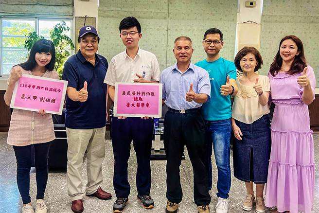 义民高中刘柏雍（左三）学测满级分录取台大医学系，是义民高中创校78年第1人，全校师生与有荣焉。（义民高中提供／罗浚滨新竹传真）