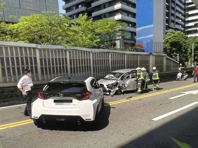 台北市市民高架道路6日上午9时20分许发生连环车祸。（翻摄画面）
