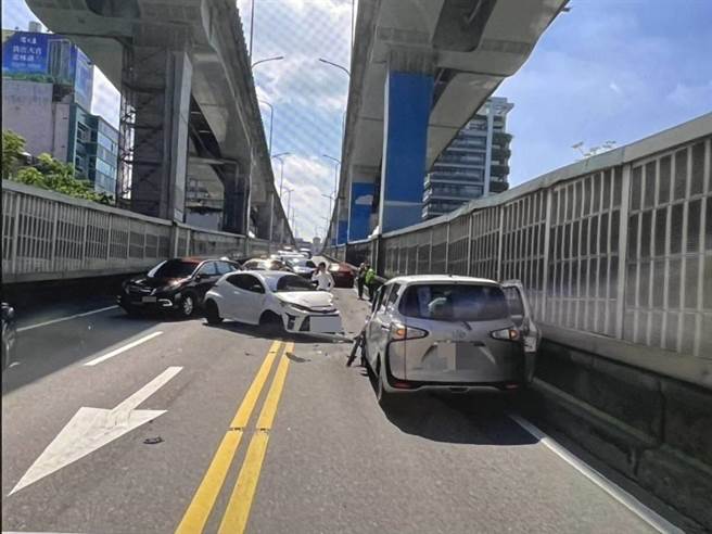 台北市市民高架道路6日上午9时20分许发生连环车祸。（翻摄画面）