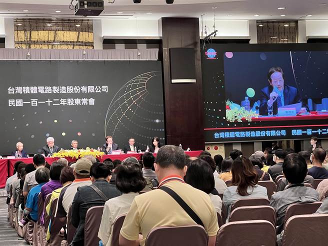 台积电董事长刘德音回答股东提问时表示，乌俄战争后，全世界对于绿电发展速度突然变快，呼吁政府重新检视，如何让台湾绿电发展更快。（王惠慧摄）