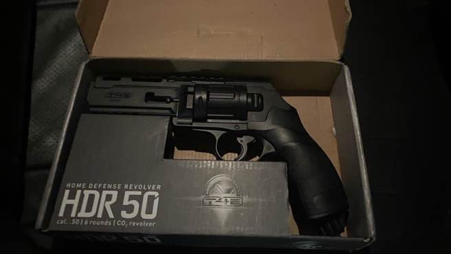 水上分局警方在谢男车内起出一支镇暴枪。（水上分局提供∕吕妍庭嘉义传真）