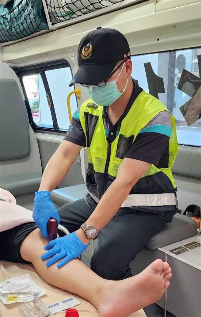 彰化县消防局花坛分队队员在救护车内使用骨针机，节省抢救时间。（彰化县消防局提供／孙英哲传真）