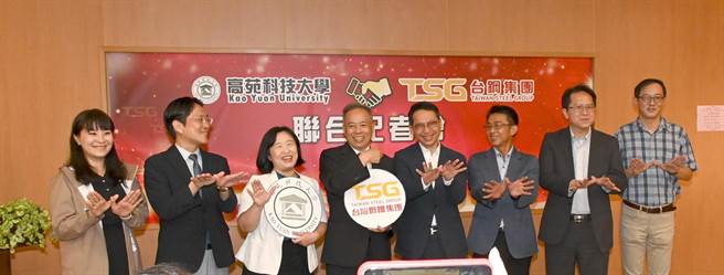 高苑科大與台鋼集團6日舉行記者會，與會人士以雙手做出老鷹展翅的動作，預祝學校未來發展順利。（林瑞益攝）