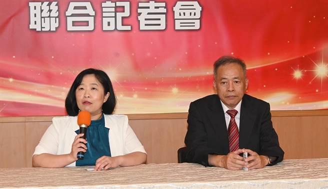 高苑科大與台鋼集團6日舉行記者會，高苑科大公益董事會董事長葉怡君（左起）、董事林輝政會後回答媒體的提問。（林瑞益攝）