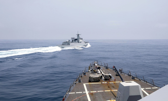 美国海军4日深夜公布陆舰3日横切美军驱逐舰「锺云号」船头前方的30秒影片。（资料照片／美联社）