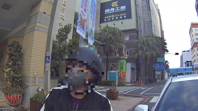 女子吃完姜母鸭酒后上路，遭到员警查获。（翻摄照片／崔正纲高雄传真）