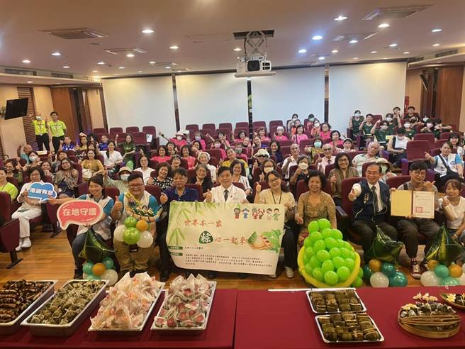 小港医院6日举办「世界本一家 粽心一起来」活动。（洪靖宜摄）