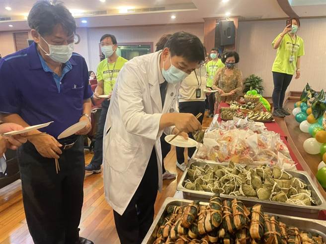 现场摆有不同国家粽子，相互交流。（洪靖宜摄）