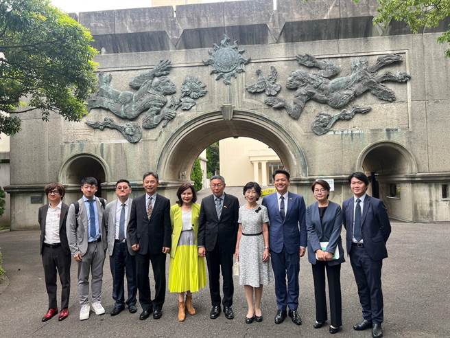 民眾党主席柯文哲6日上午前往松下政经塾参访。（杨亚璇摄）