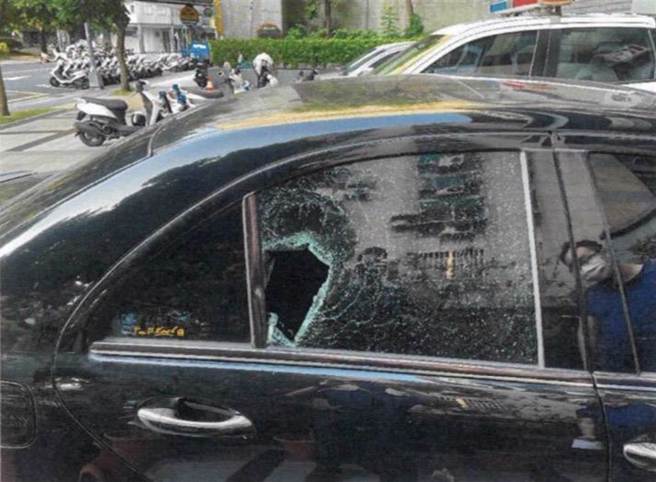 明仁会万华分会帮眾逞凶当街砸车。（资料照片）