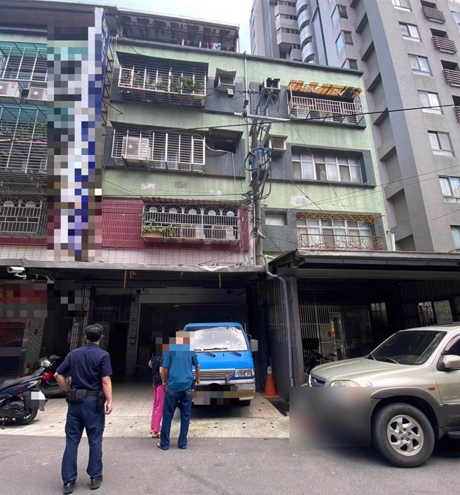 林姓妇人坠落时受遮雨棚与货车阻挡，幸只受到轻伤。（民眾提供）