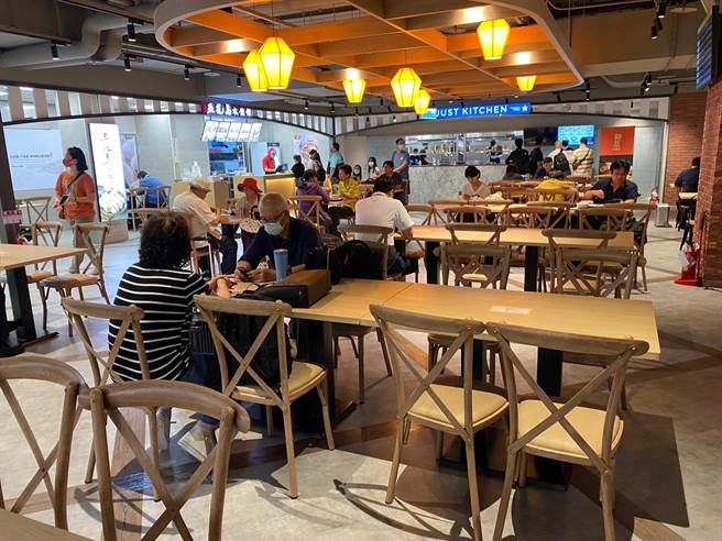 统一超商「松山机场第二航厦美食商场」全新改装(简立欣摄)