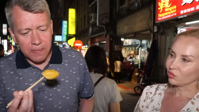 来自乌科兰的倪菈，带家人到北市寧夏吃美食。（图／翻摄自不要闹工作室YouTube）