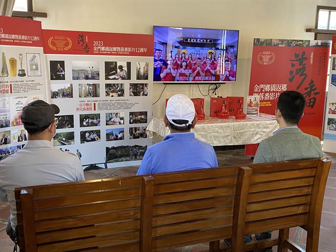 眾位侨领特别在出发返乡前拍摄影片，表达心繫故乡之情。(于家麒摄)