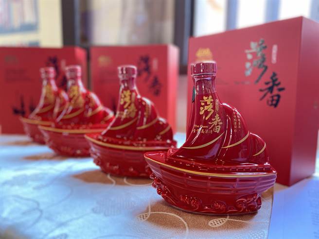 《落番》400年纪念酒復刻当年搭乘的「戎克船」为造型酒瓶，生动描述金门人到南洋、落番的奋斗史。(于家麒摄)★《中时新闻网》关心您：饮酒过量，有碍健康。酒后不开车，安全有保障！