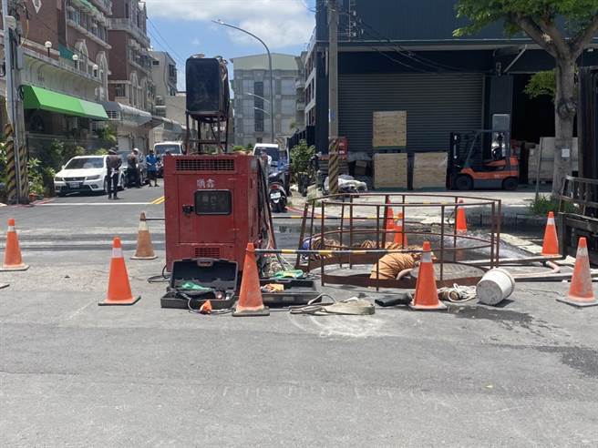 49岁王姓工人在仁武区八德中路下水道作业时，疑似吸入沼气中毒，导致全身瘫软摔落下水道，陈姓工人见状想拉起掉落的王男，却不慎受伤，警消获报后到场将王男、陈男拉出，所幸2人均意识清醒，送医治疗中。（高雄市消防局提供／林雅惠）