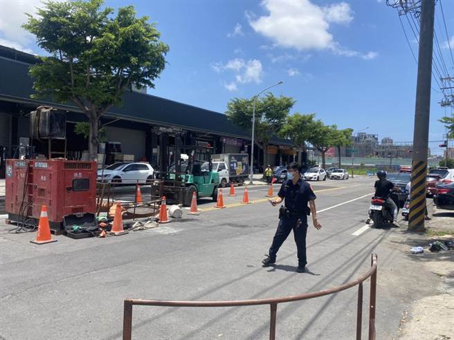 49岁王姓工人在仁武区八德中路下水道作业时，疑似吸入沼气中毒，导致全身瘫软摔落下水道，陈姓工人见状想拉起掉落的王男，却不慎受伤，警消获报后到场将王男、陈男拉出，所幸2人均意识清醒，送医治疗中。（高雄市消防局提供／林雅惠）