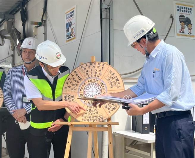 桃园推出由劳动检查员或职安辅导团扮演的「工地风水师」，进入工地把关环境、安全及卫生。（陈梦茹摄）