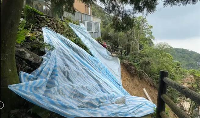 往返麒麟潭、凤凰谷鸟园的投56线2.6公里处边坡大坍方，1户民宅旁边的基地流失出现断崖。（民眾提供／杨静茹南投传真）