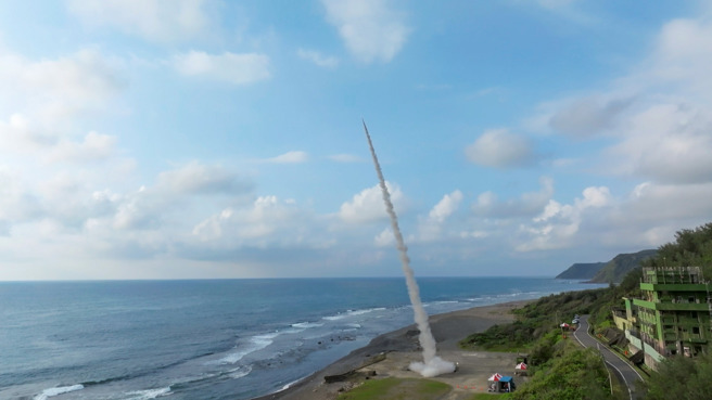淡江大学的「淡江一型」火箭5日清早在屏东旭海试射成功，屏东县长周春米在脸书发文祝贺。（图取自国家太空中心TASA脸书）