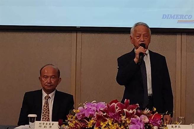 中菲行董事长钱尧怀（右）与总经理邱钧荣（左）主持股东会。（黄琮渊摄）