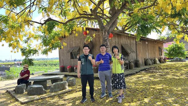 白河区长董丽华（右一）说，「前人种树，后人乘凉」。（张毓翎摄）