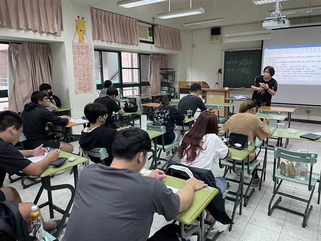 环球科大目前全校学生1900多人，停招及停办消息传出，课堂也笼罩着低气压。（周丽兰摄）