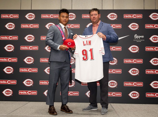 谷保家商林盛恩（左）披上红人队球衣。（悍创运动行销提供）