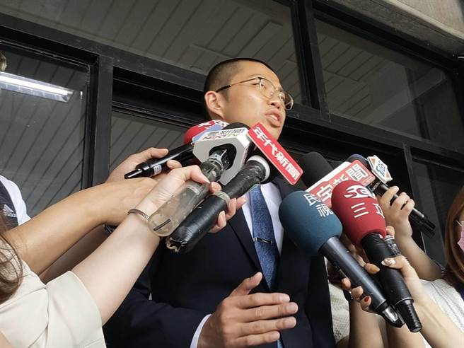 台中5亿高中生的解剖报告6日抵达台中地检署，检方传唤赖母厘清疑点，经歷约4个半小时侦讯，律师许哲维表示，虽无意苛责调查人员，但对方未第一时间封锁现场并採证，甚至隔日才进行，他实在无法接受。（潘虹恩摄）