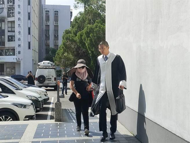台中5亿高中生的解剖报告6日抵达台中地检署，检方传唤赖母厘清疑点，赖母在律师许哲维陪同下抵达台中地检署。（潘虹恩摄）