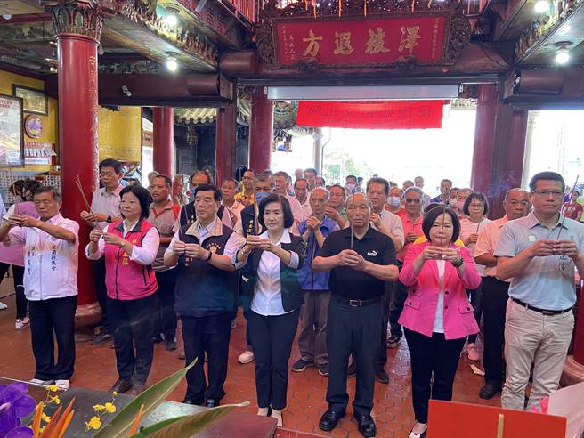 今（6日）由宜兰县长林姿妙（左4）带领大家至主祀庙宇南方澳南天宫向妈祖献香祈福，庇佑活动期间风和日丽、圆满顺遂。（吴佩蓉摄）