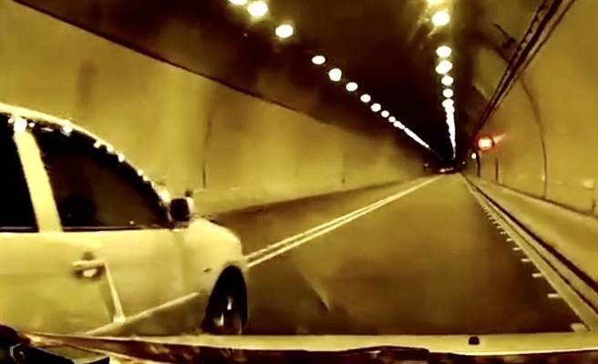 王先生开车载全家经国六国姓1号隧道，遇白车从内侧突然切入外侧车道险相撞。（民眾提供／杨静茹南投传真）