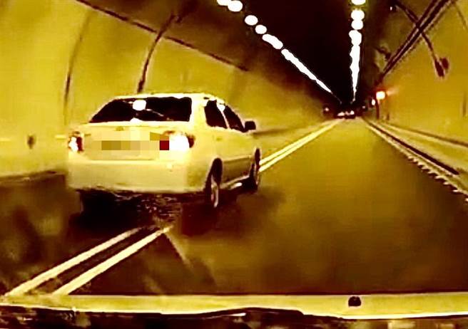 王先生开车在国姓1号隧道遇白车跨越双白线换车道险相撞，妻子吓得尖叫、孩子嚎啕大哭。（民眾提供／杨静茹南投传真）