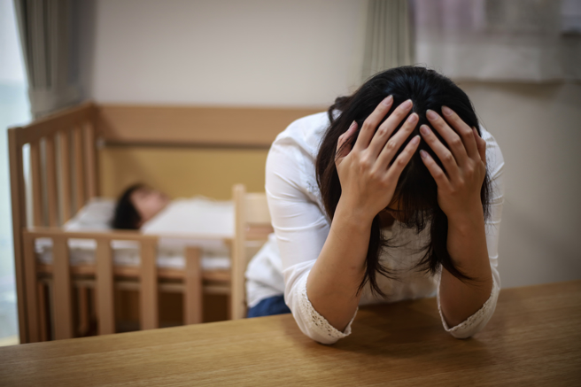 一名女网友日前被丈夫要求带着小一儿子参加曾祖母丧礼，她认为儿子为此要请2天假，还要整天念经做仪式，对患有过动症的儿子来说相当为难。（示意图/shutterstock）