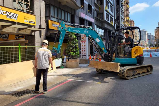 竹北天坑案，丰邑开挖大有可为社区人行道确认内部状况。（民眾提供／罗浚滨新竹传真）