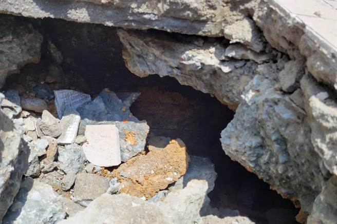 竹北天坑案，丰邑开挖大有可为社区人行道出现孔洞，居民怀疑是假修復后才坍的。（民眾提供／罗浚滨新竹传真）