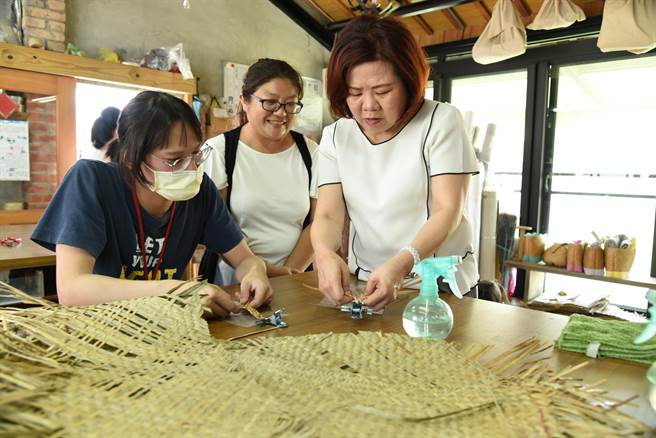 劳动部长许铭春（右一）到檨林社区发展协会跟着社区伙伴体验蔺草编织技巧。（云嘉南分署提供／张毓翎台南传真）