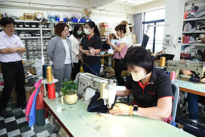 劳动部长许铭春（左二）参访台南市復健青年励进会，关心其营运模式。（云嘉南分署提供／张毓翎台南传真）