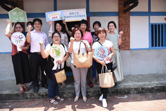 劳动部长许铭春（第一排右二）到檨林社区发展协为伙伴加油。（云嘉南分署提供／张毓翎台南传真）