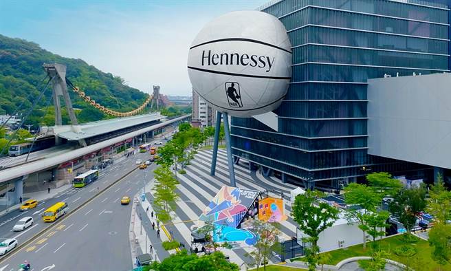 台北市议员苗博雅揭露，知名酒商日前利用北艺中心「球剧场」的外墙，除了将球体改为篮球造型外，更打上酒商的logo，却未依法加上酒类广告应有的警语，质疑酒商与北艺公然违法。（苗博雅办公室提供／丁上程台北传真）