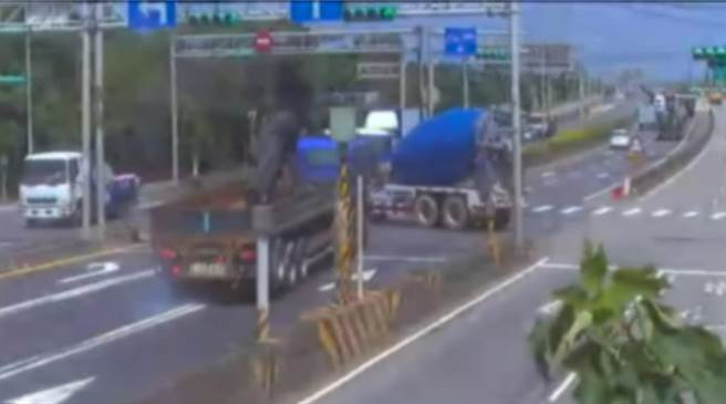 一辆混凝土预拌车6日上午在台66线无敌大迴转。（翻摄照片／蔡明亘桃园传真）