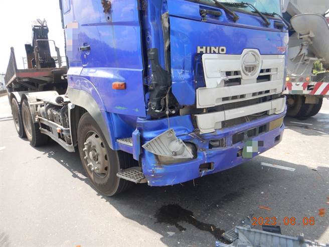 混凝土预拌车6日上午在台66线无敌大迴转，后方快车道联结车煞车不及直接撞上。（翻摄照片／蔡明亘桃园传真）
