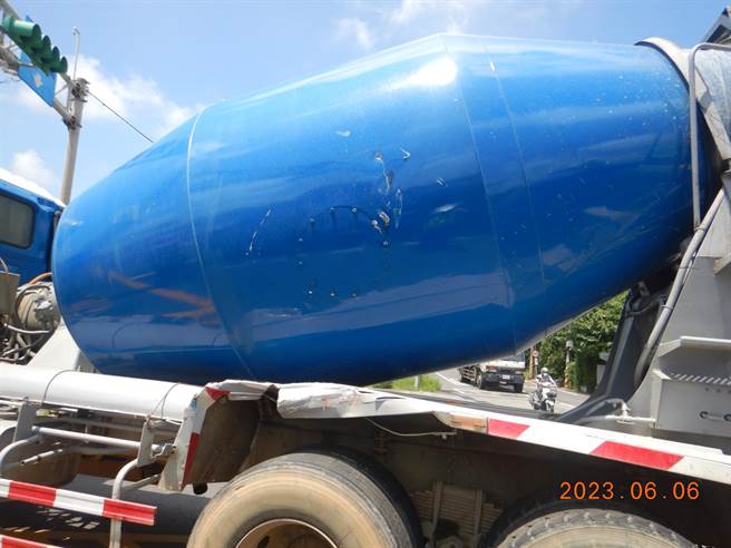 混凝土预拌车6日上午在台66线无敌大迴转，与快车道的联结车发生碰撞。（翻摄照片／蔡明亘桃园传真）