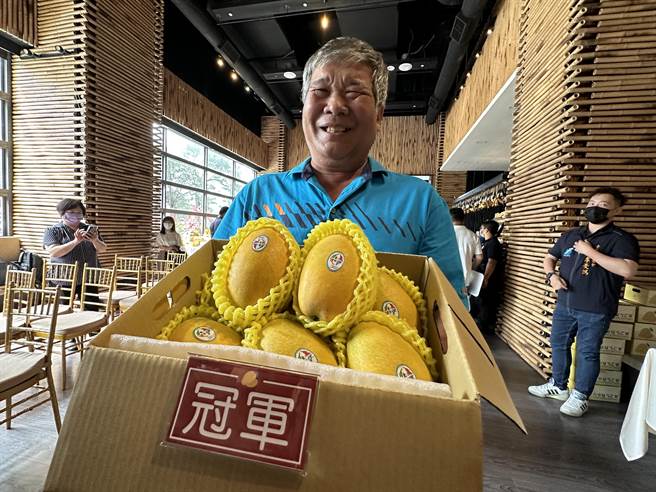 台东农产公司今天举办第3届夏雪芒果品质评鑑，农民孙守业夺冠。（蔡旻妤摄）