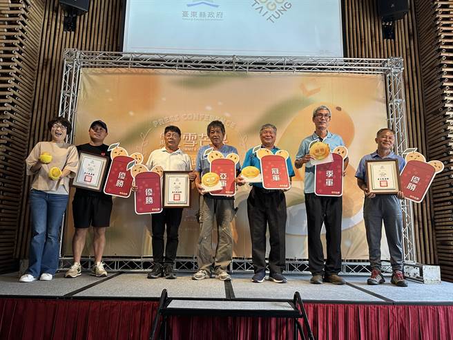 台东农产公司今天举办第3届夏雪芒果品质评鑑。（蔡旻妤摄）